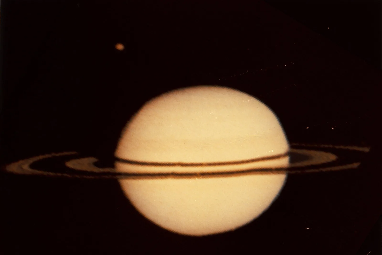 Saturnus ja Titan Pioneer 11 -luotaimen kuvassa