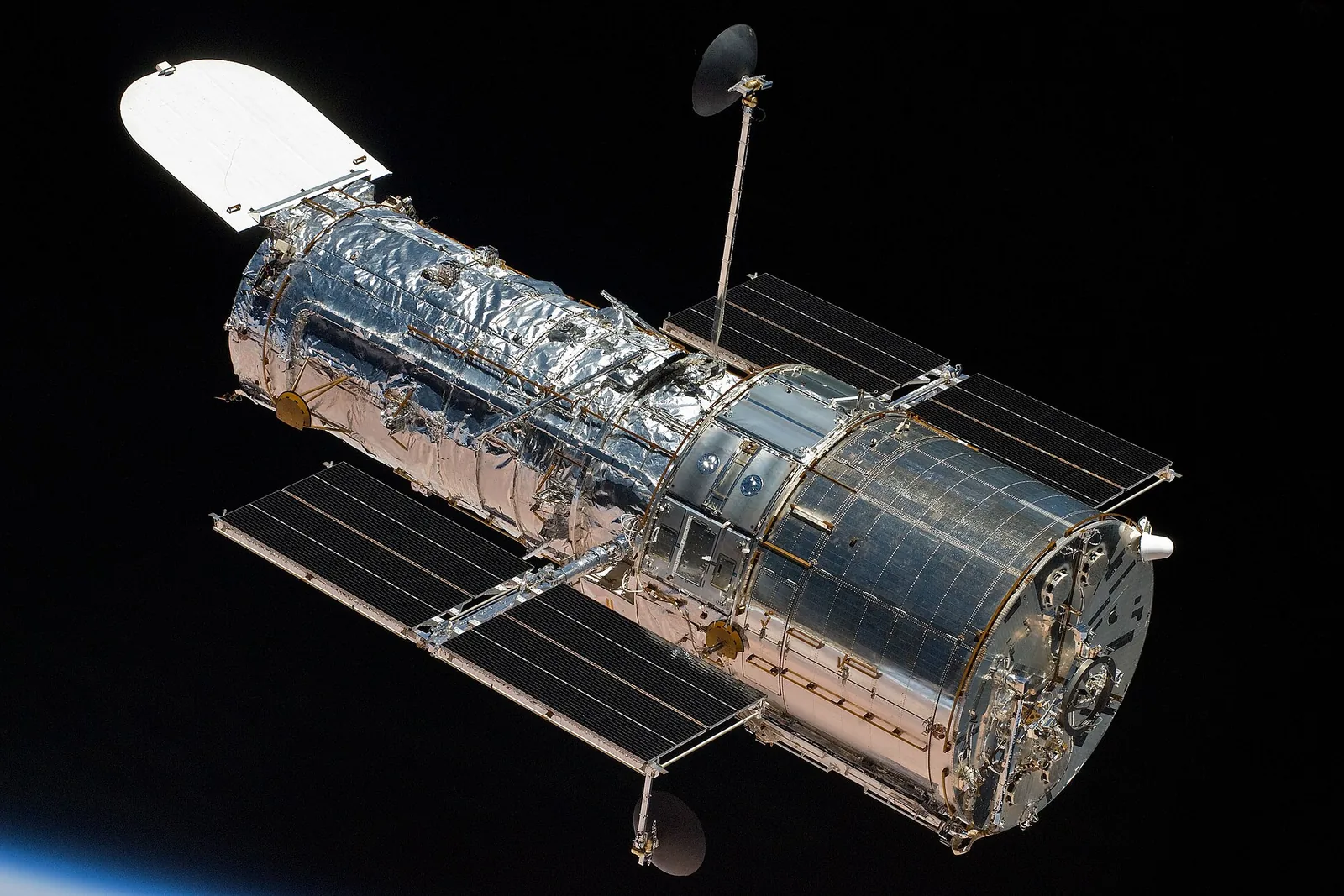 Hubble-avaruusteleskooppi vapautettuna sukkulasta kiertoradalla