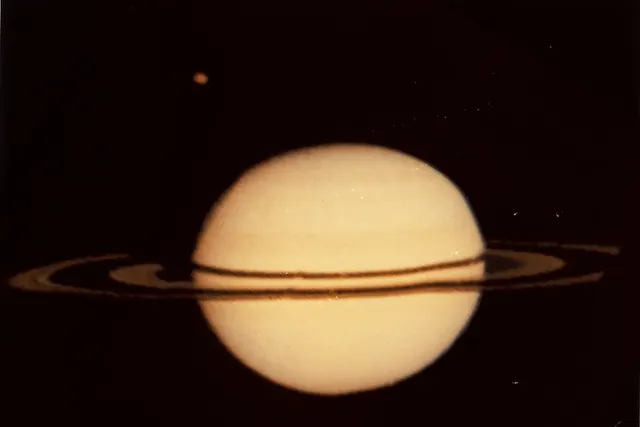 Saturnus ja Titan Pioneer 11 -luotaimen kuvassa