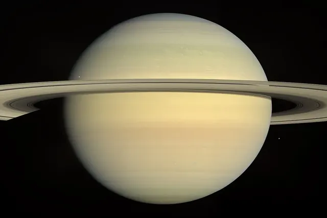 Saturnus renkaineen Cassini-luotaimen kuvaamana