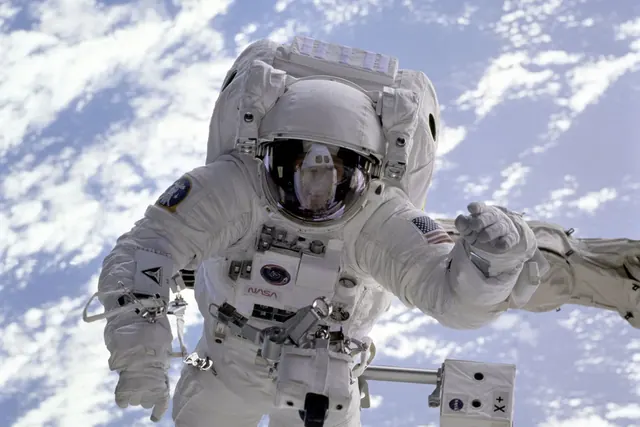 Astronautti avaruuskävelyllä maapallon yläpuolella