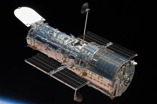Hubble-avaruusteleskooppi vapautettuna sukkulasta kiertoradalla