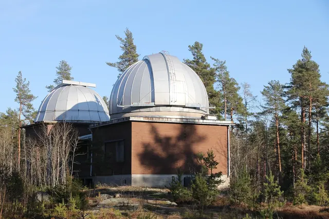 Metsähovin observatorion kupolit männikössä