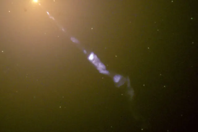 Messier 87 -galaksin ydin ja siitä lähtevä suihku Hubble-kuvassa