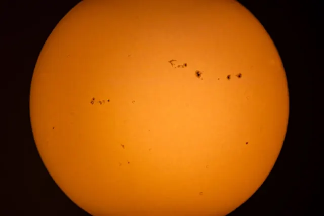 Auringon pinta aurinkopilkkuineen lähikuvassa