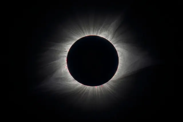 Auringon korona pimennetyn auringon ympärillä