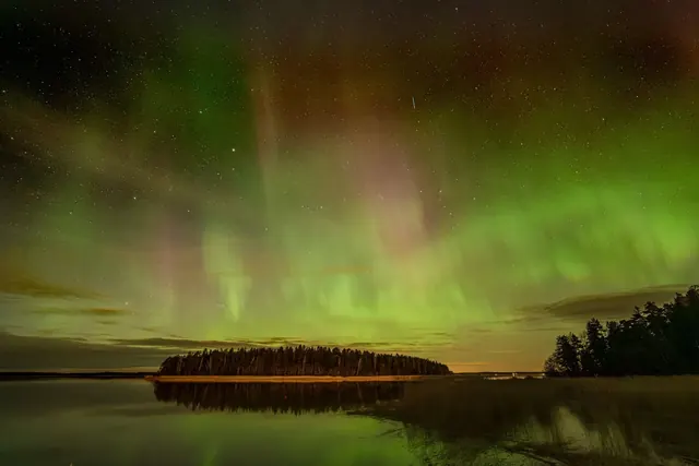 Revontulet järven saaren yllä