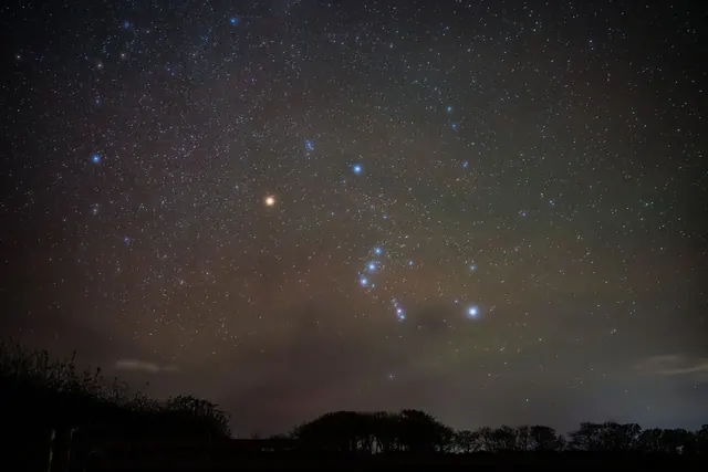 Orionin tähtikuvio yötaivaalla