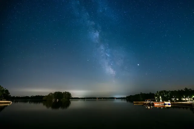 Linnunrata tyynen järven yllä