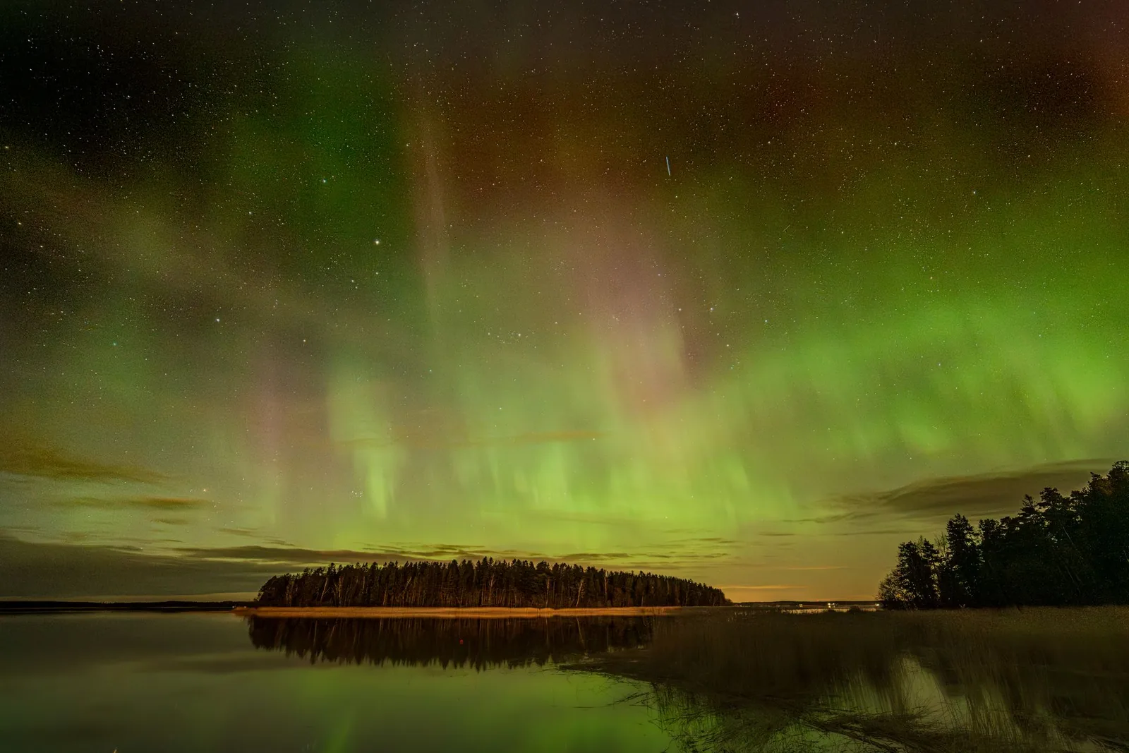 Revontulet järven saaren yllä