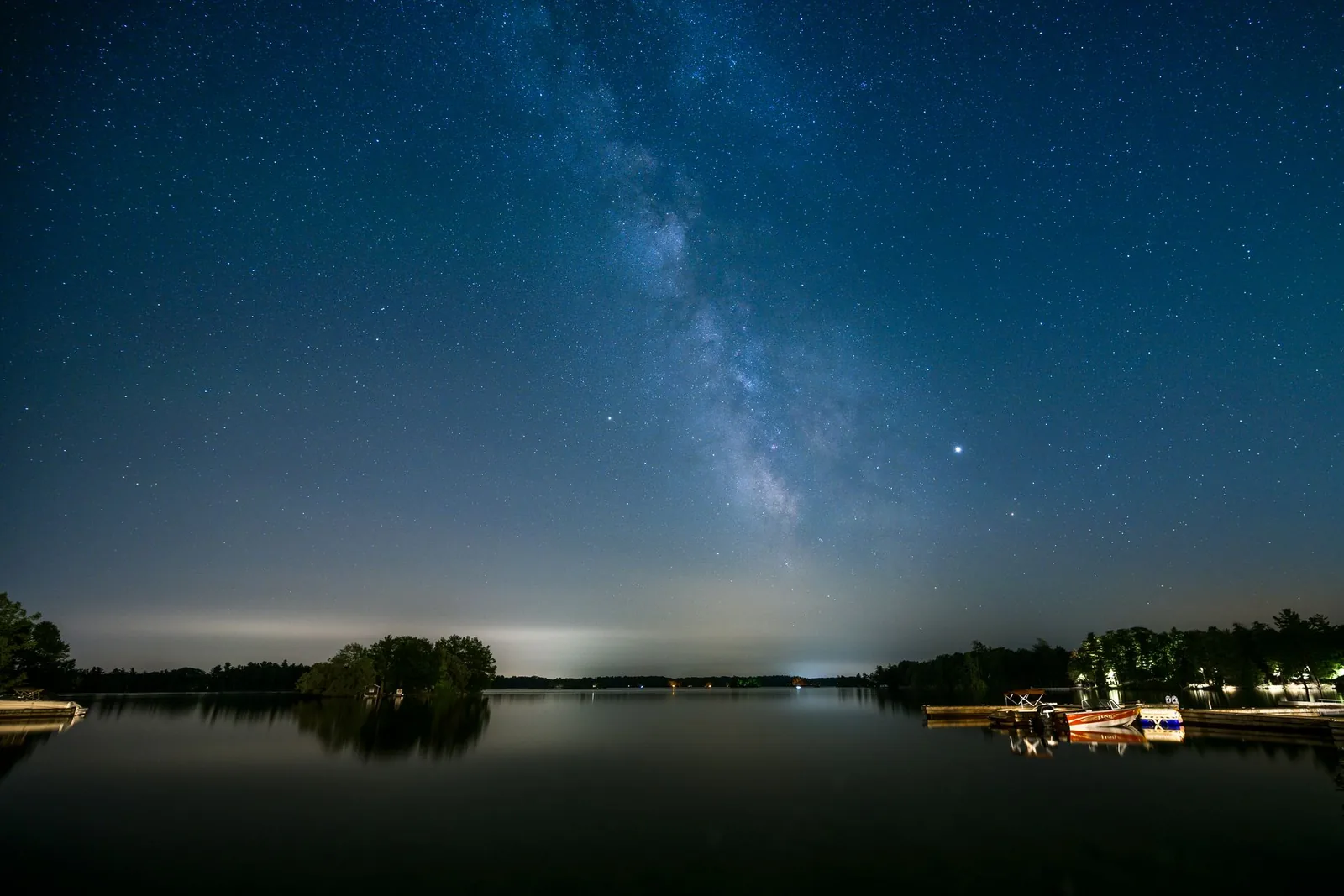 Linnunrata tyynen järven yllä