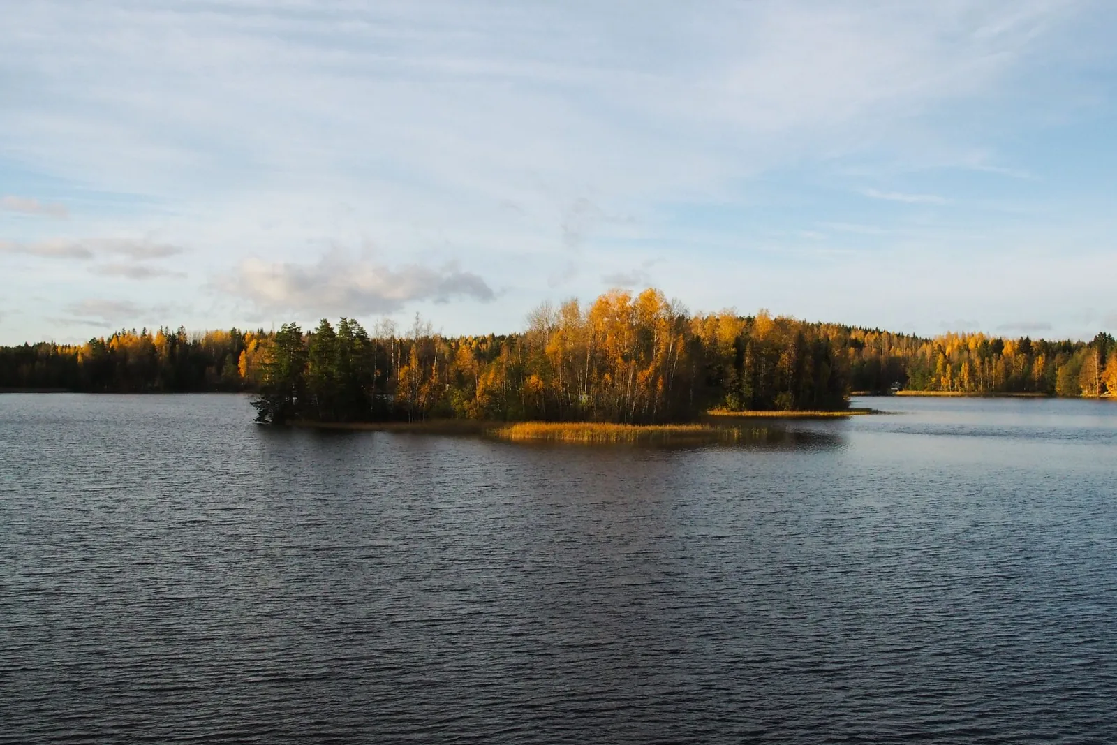Syksyisiä värejä saaren ympärillä järvellä